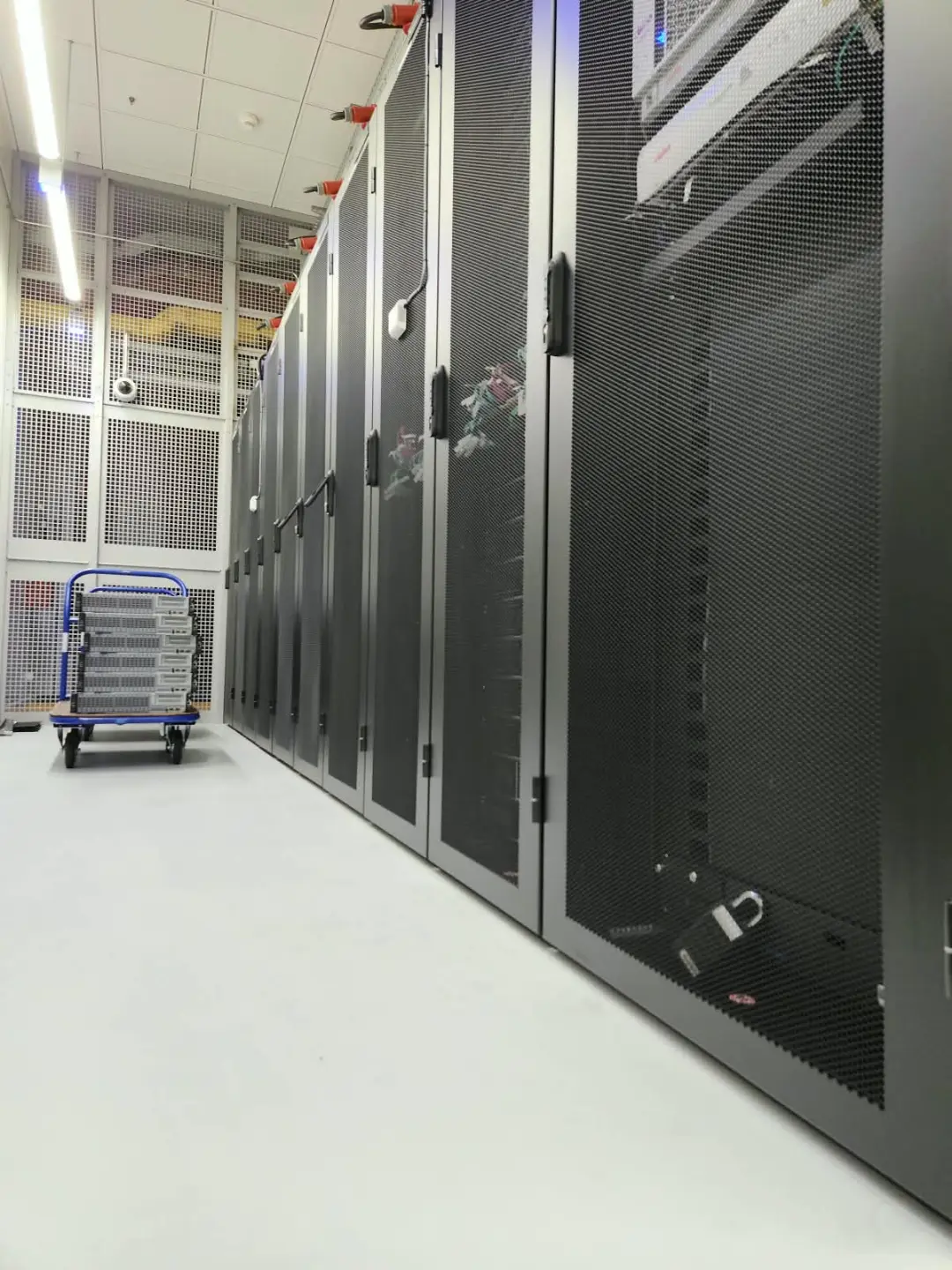 Servere pregătite pentru montare lângă un rând de rackuri