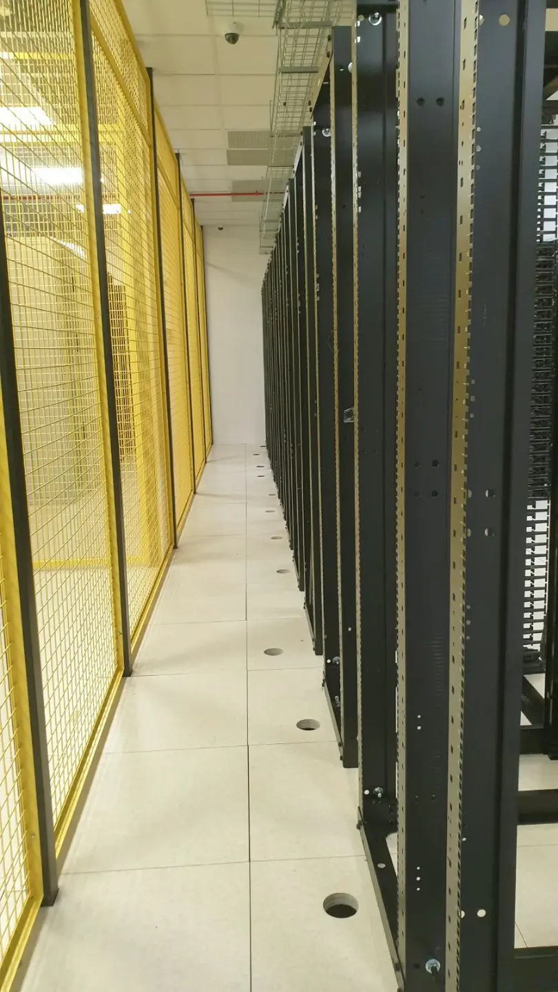 Rânduri de rackuri goale într-un centru de date