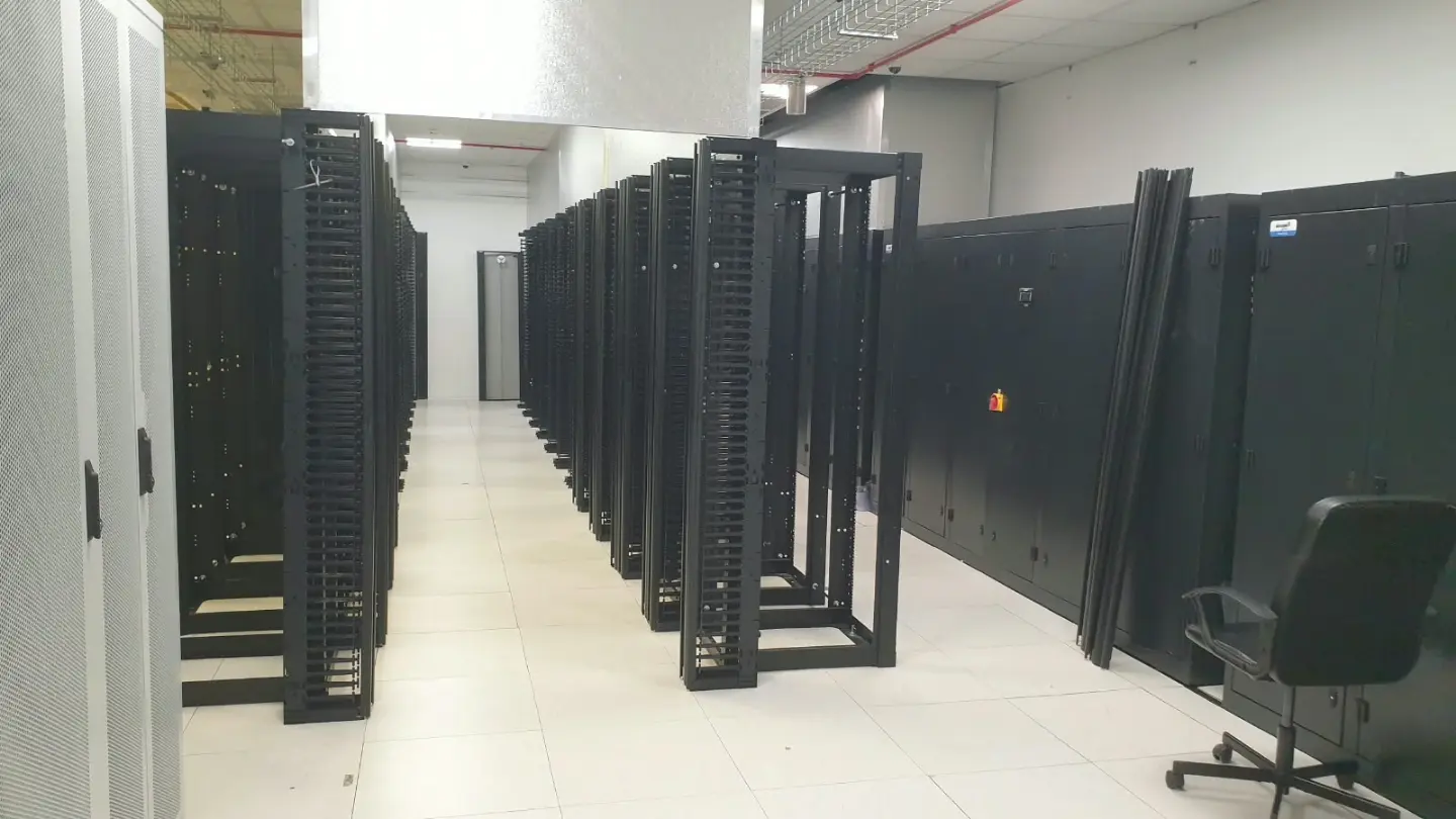 Sală de centru de date în curs de amenajare, cu rackuri noi