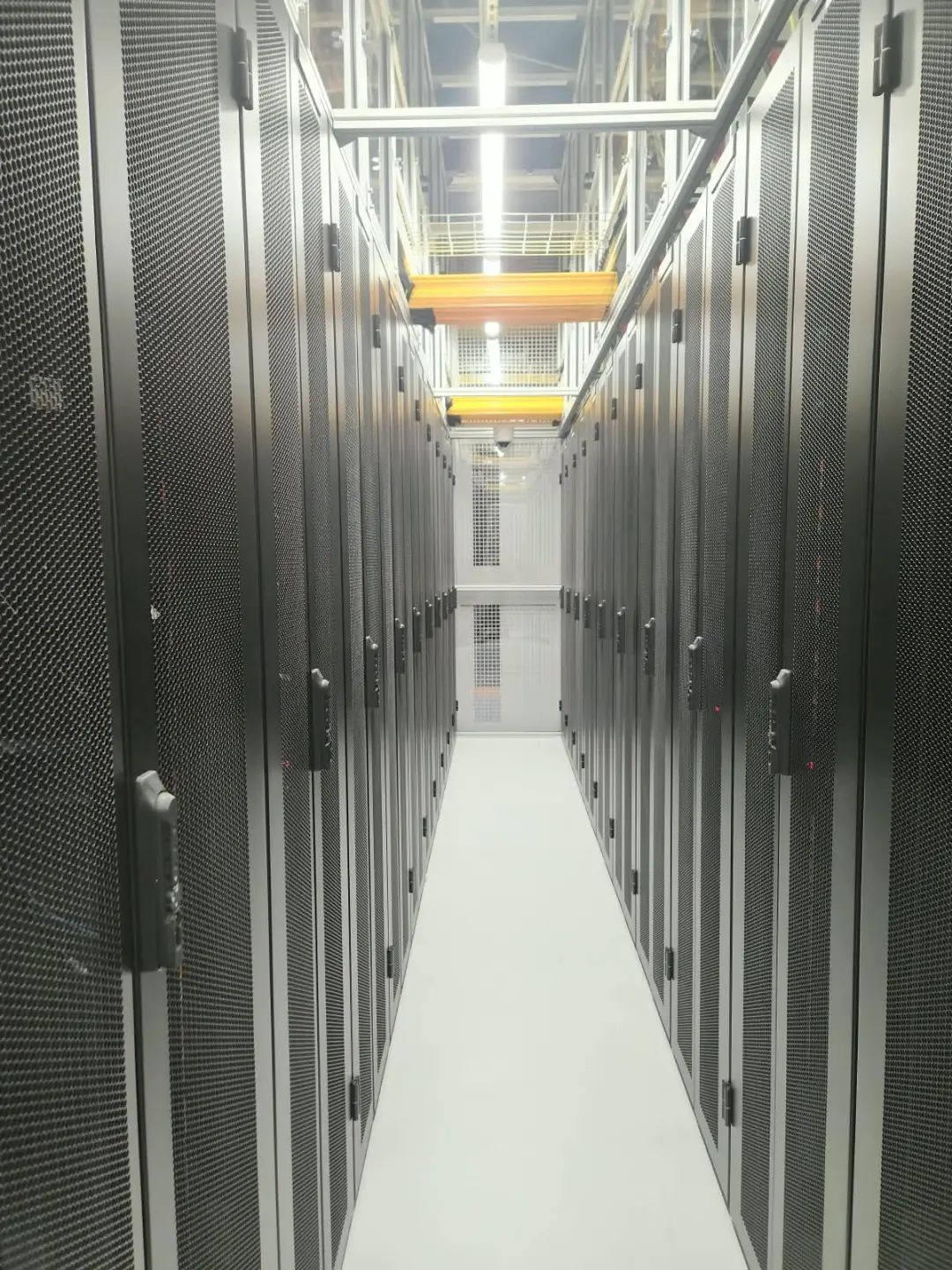 Culoar între două rânduri de rackuri într-un centru de date