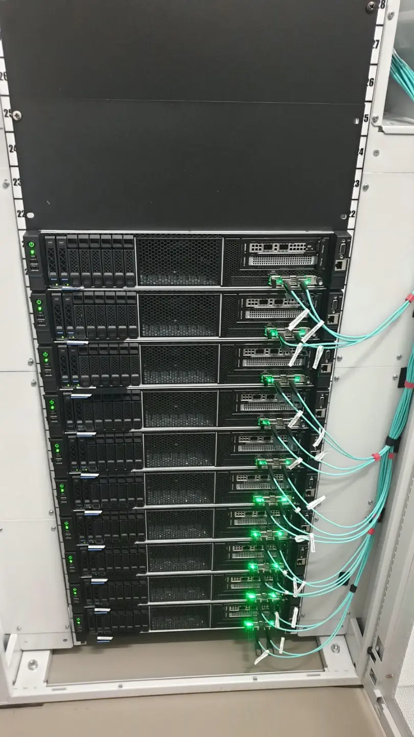 Servere instalate și cablate cu fibră într-un rack